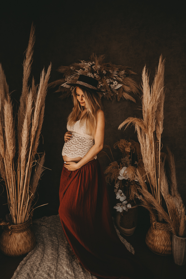 Schwangere Frau im Schwangerschaftskleid im Studio