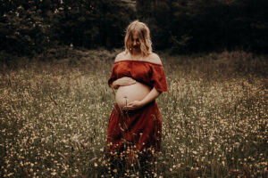 Schwangerschaftsfoto-Frau mit Babybauch in der Natur